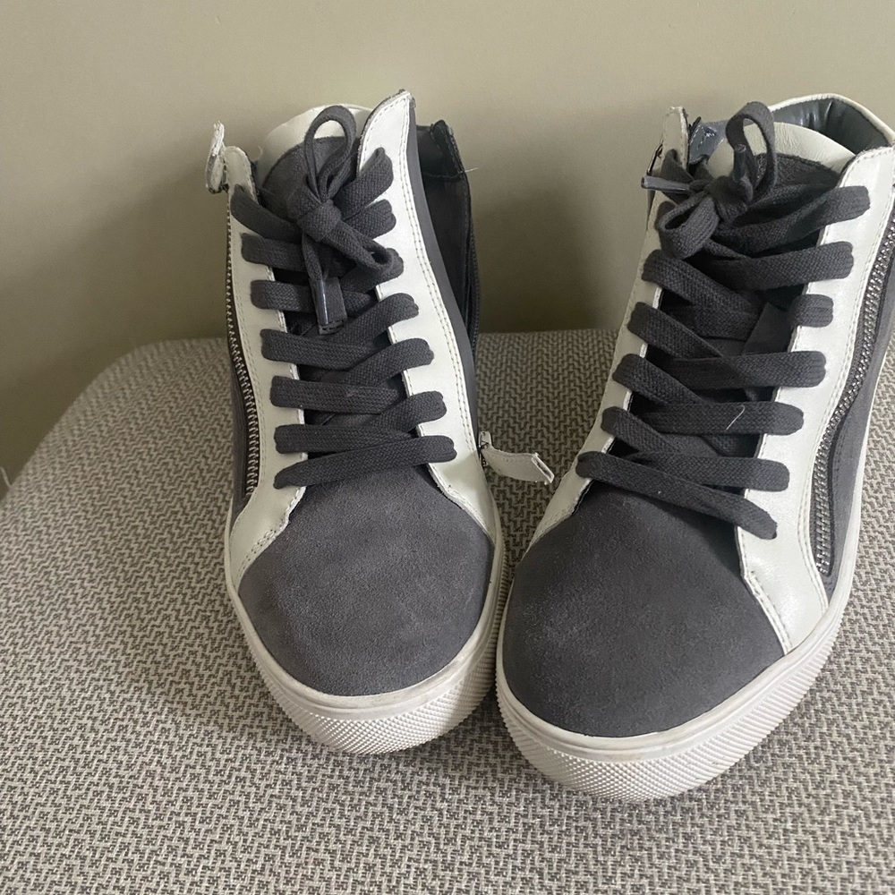 Blondo waterproof women’s sneaker size 9 medium